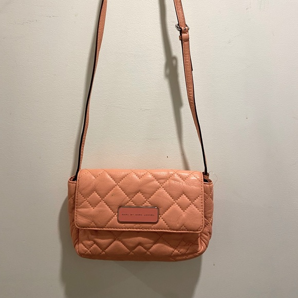 Marc Jacobs Handbags - Marc jacobs peach leather cross body bag